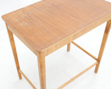 Lataa kuva Galleria-katseluun, Pieni puinen sivupöytä
