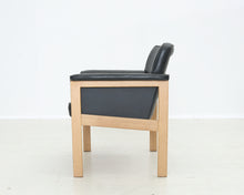 Load image into Gallery viewer, Asko nahkaverhoiltu käsinojatuoli musta
