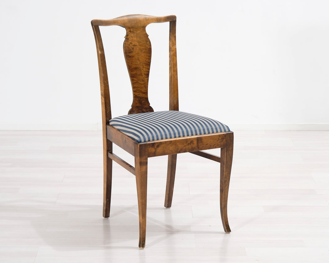 Antiikkinen tuoli raidallisella istuimella