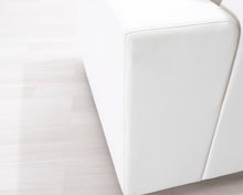 Lataa kuva Galleria-katseluun, 3-istuttava keinonahkasohva valkoinen
