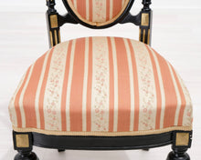 Lataa kuva Galleria-katseluun, Antiikkinen tuoli raidallisella istuimella

