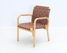 Lataa kuva Galleria-katseluun, Artek 45 tuoli ruskealla satulavyöllä
