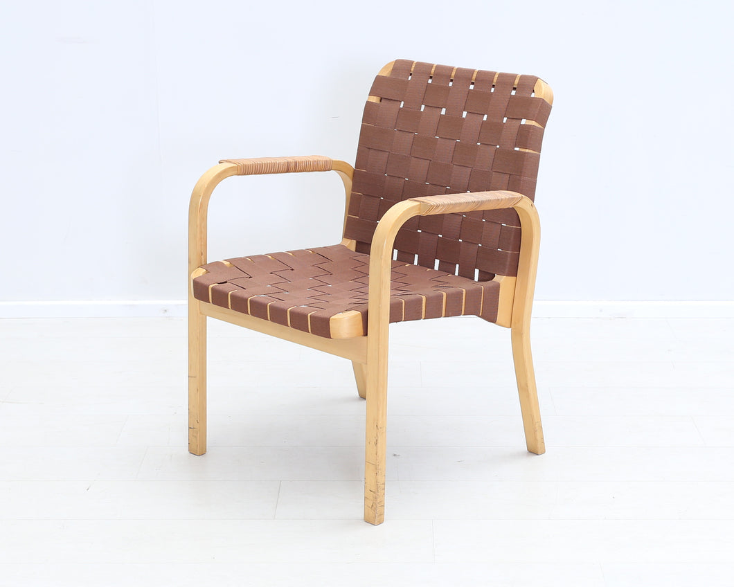 Artek 45 tuoli ruskealla satulavyöllä