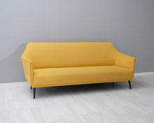 Lataa kuva Galleria-katseluun, Adea ELL 3-istuttava kangassohva keltainen
