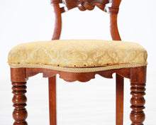 Lataa kuva Galleria-katseluun, Antiikkinen tuoli kangasistuimella
