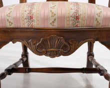 Lataa kuva Galleria-katseluun, Antiikkinen nojatuoli kukallisella istuimella
