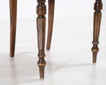 Lataa kuva Galleria-katseluun, Antiikkinen ruokatuoli raidallisella istuimella
