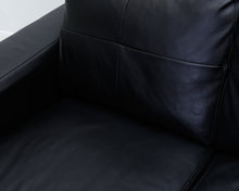 Lataa kuva Galleria-katseluun, 3-istuttava keinonahkasohva musta
