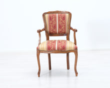 Load image into Gallery viewer, Käsinojallinen tuoli kangasverhoilulla punainen
