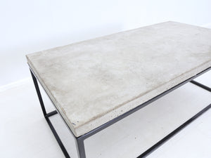 Sohvapöytä betonisella pöytälevyllä