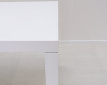 Lataa kuva Galleria-katseluun, Valkoinen ruokapöytä
