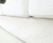 Lataa kuva Galleria-katseluun, 3-istuttava kangassohva valkoisella kuviokankaalla
