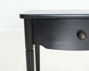 "Rosita" vanha puinen musta sivupöytä
