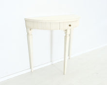 Lataa kuva Galleria-katseluun, Antiikkityylinen sivupöytä
