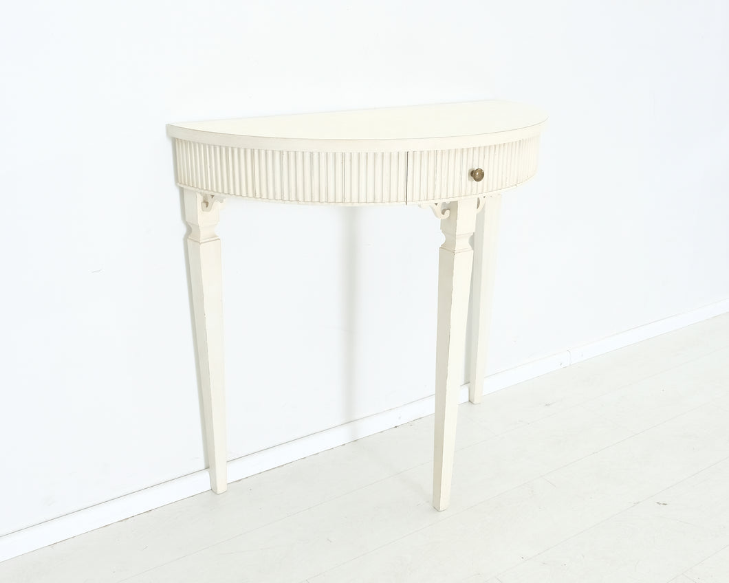 Antiikkityylinen sivupöytä