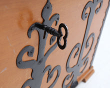 Lataa kuva Galleria-katseluun, 60-luvun säilytyskirstu
