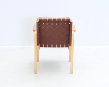 Lataa kuva Galleria-katseluun, Artek 45 tuoli ruskealla satulavyöllä
