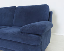 Lataa kuva Galleria-katseluun, 2-istuttava alcantara-sohva tummansininen
