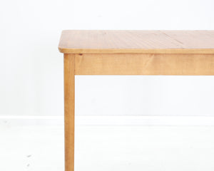 Pieni puinen sivupöytä