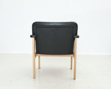 Load image into Gallery viewer, Asko nahkaverhoiltu käsinojatuoli musta
