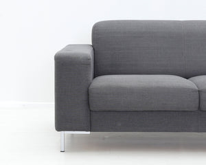 Pohjanmaan 2-istuttava sohva harmaa