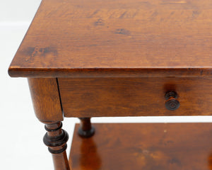 Vanha puinen sivupöytä