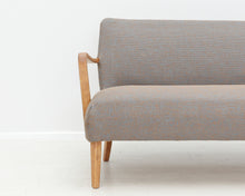 Lataa kuva Galleria-katseluun, Vintage sohva puukäsinojilla harmaa
