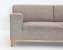 Load image into Gallery viewer, Asko kangassohva puisella reunalla ruskea
