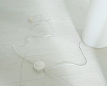 Lataa kuva Galleria-katseluun, Eero Aarnio Flamingo lattiavalaisin
