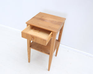 Pieni puinen pöytä vetolaatikolla