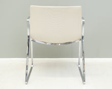 Load image into Gallery viewer, B&amp;B Italia Otto verhoiltu käsinojilla
