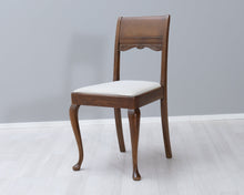 Lataa kuva Galleria-katseluun, Antiikkinen tuoli kangasistuimella
