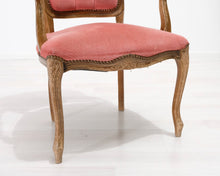 Lataa kuva Galleria-katseluun, Antiikkinen tuoli vaaleanpunaisella kangasistuimella
