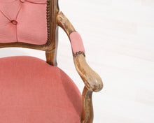 Lataa kuva Galleria-katseluun, Antiikkinen tuoli vaaleanpunaisella kangasistuimella
