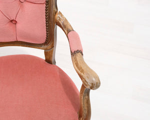 Antiikkinen tuoli vaaleanpunaisella kangasistuimella