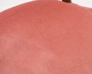 Antiikkinen tuoli vaaleanpunaisella kangasistuimella