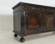 Lataa kuva Galleria-katseluun, 40-luvun tumma koristeellinen senkki koivua
