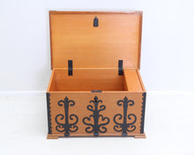 Lataa kuva Galleria-katseluun, 60-luvun säilytyskirstu
