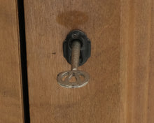 Load image into Gallery viewer, Asko puinen vintage kaappi
