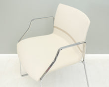 Load image into Gallery viewer, B&amp;B Italia Otto verhoiltu käsinojilla
