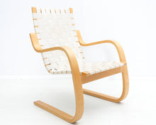 Lataa kuva Galleria-katseluun, Artek 406 nojatuoli vaalea satulavyö
