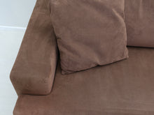 Lataa kuva Galleria-katseluun, Adea 3-istuttava sohva tummanruskea alcantara

