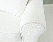 Lataa kuva Galleria-katseluun, 3-istuttava kangassohva valkoisella kuviokankaalla
