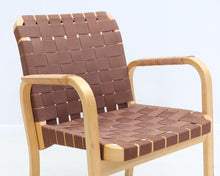 Lataa kuva Galleria-katseluun, Artek 45 tuoli ruskealla satulavyöllä
