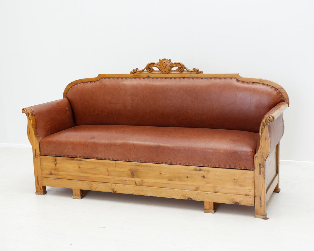 Puurunkoinen sohva nahkaverhoilulla ruskea