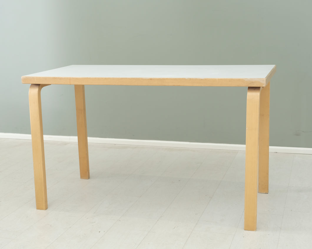 Artek 81B ruokapöytä