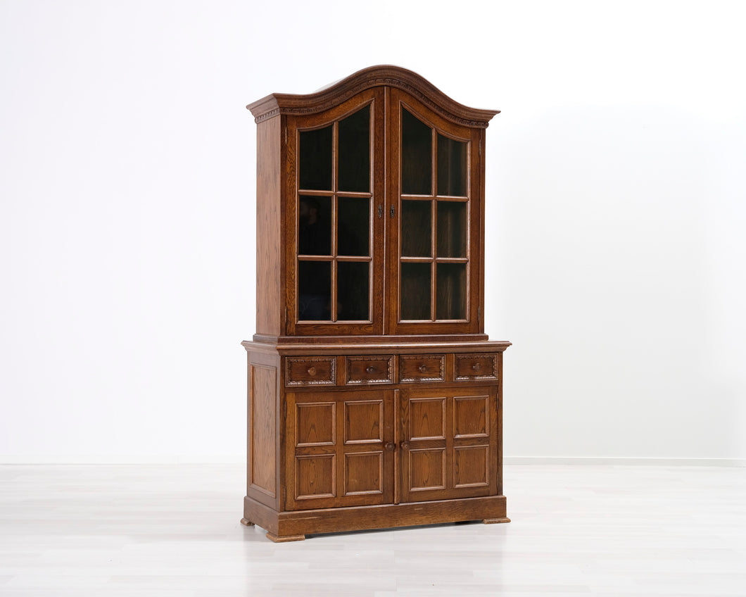 Antiikkinen vitriinikaappi ruskea