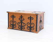 Lataa kuva Galleria-katseluun, 60-luvun säilytyskirstu
