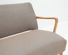 Lataa kuva Galleria-katseluun, Vintage sohva puukäsinojilla harmaa
