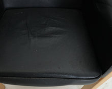 Load image into Gallery viewer, Asko nahkaverhoiltu käsinojatuoli musta
